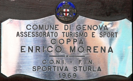 La targhetta originale della prima edizione (1969) sulla coppa in argento massiccio